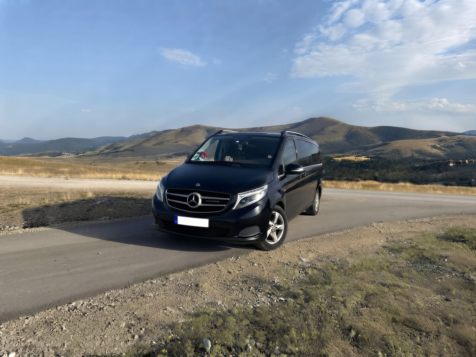 Crni putnički kombi BeoSava prevoza na otvorenom putu